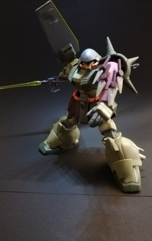 無くしたパーツは右フロントアーマー
そこにイフリート・シュナイドのフロントアーマー2つを接着して代替品としました(  ◜௰◝  )
武装は通常に加えてヒートダートを装備です