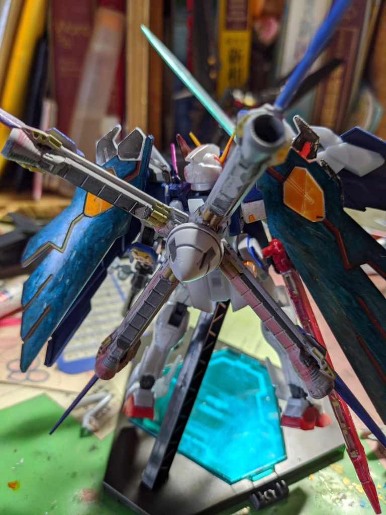 超重力に対応するために開発されたスラスター、件スタビライザーの役割をもっている太陽炉によって粒子制御も可能となっている。