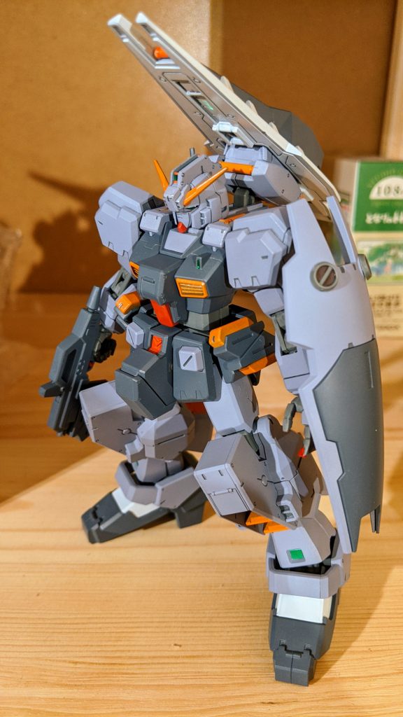アクリジョンを調色して使っています。
カラーレシピ
濃いティターンズ色 → ブルー パープル 白 黒 各適量
薄いティターンズ色 → ブルー パープル 白 黒 各適量
オレンジ      → イエロー 蛍光レッド
レッド       → レッド イエロー 蛍光レッド