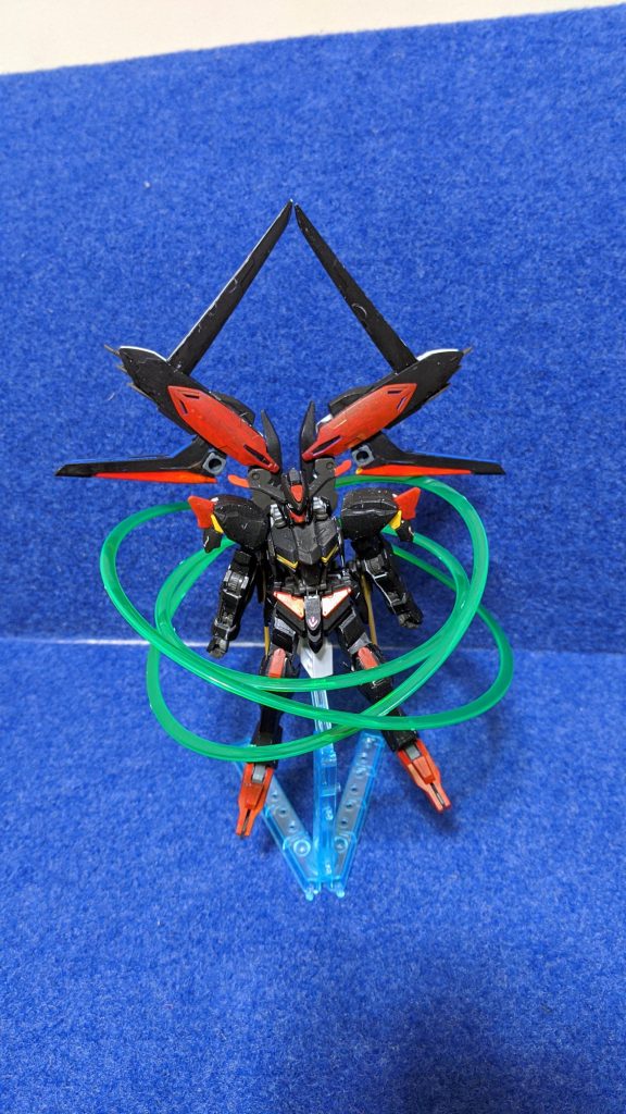 ヴォアチュールリュミエール本来カラスマはヴォアチュールリュミエールを使ってより遠く、GBNの果てを目指す旅をするつもりでこの機能を付けたのですがヴォアチュールリュミエールの光の輪は劇中でスターゲイザーが攻撃に使っていたように触れた敵を容赦なく切り裂く凶悪な攻撃手段になっています。