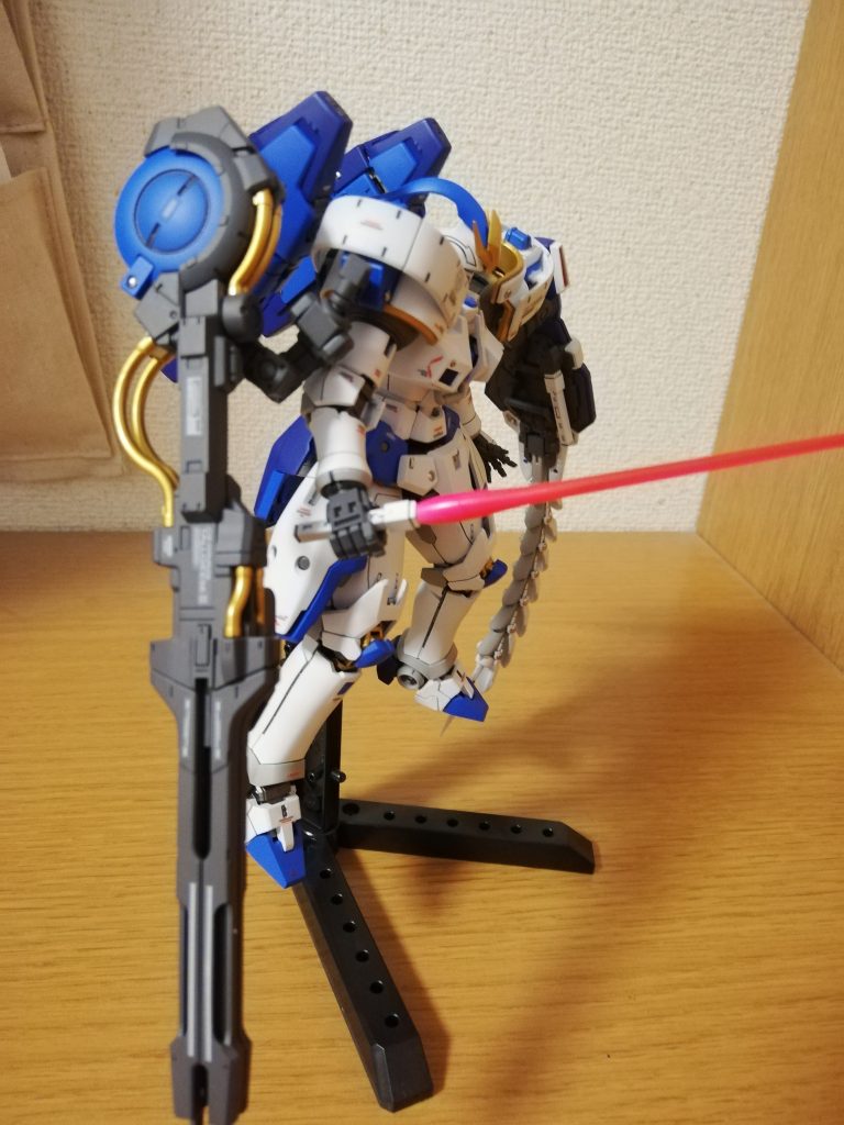 サイド
ビームサーベルも白と蛍光ピンクで塗装
もう少し白を残した方が発光してる感じが出たかも
ゴールド部分を増やしたいがためにメガキャノンのパイプもゴールドにしました