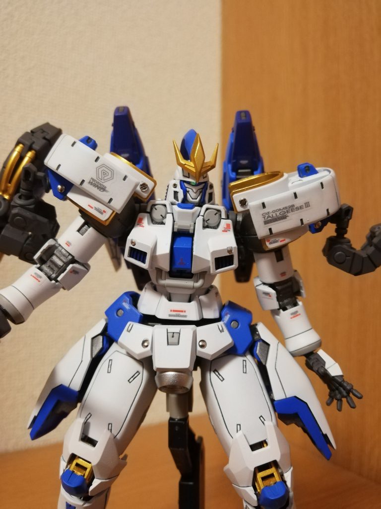 正面アップ
しょうもないモールド部分は
ほぼ全てメタルパーツを使用

肩の青の部分の上も出来ればメタルパーツを使用したかったですが…
近くにいいものがなくて仕方なく塗装で隠してます

バイザーはHIQパーツのミラージュオーロラシール暗めの写真でもしっかりバイザーが見えるようになります
光を当てると結構目立ちます

脚部の中のパーツの一部ゴールドにして
内装を目立たせてます