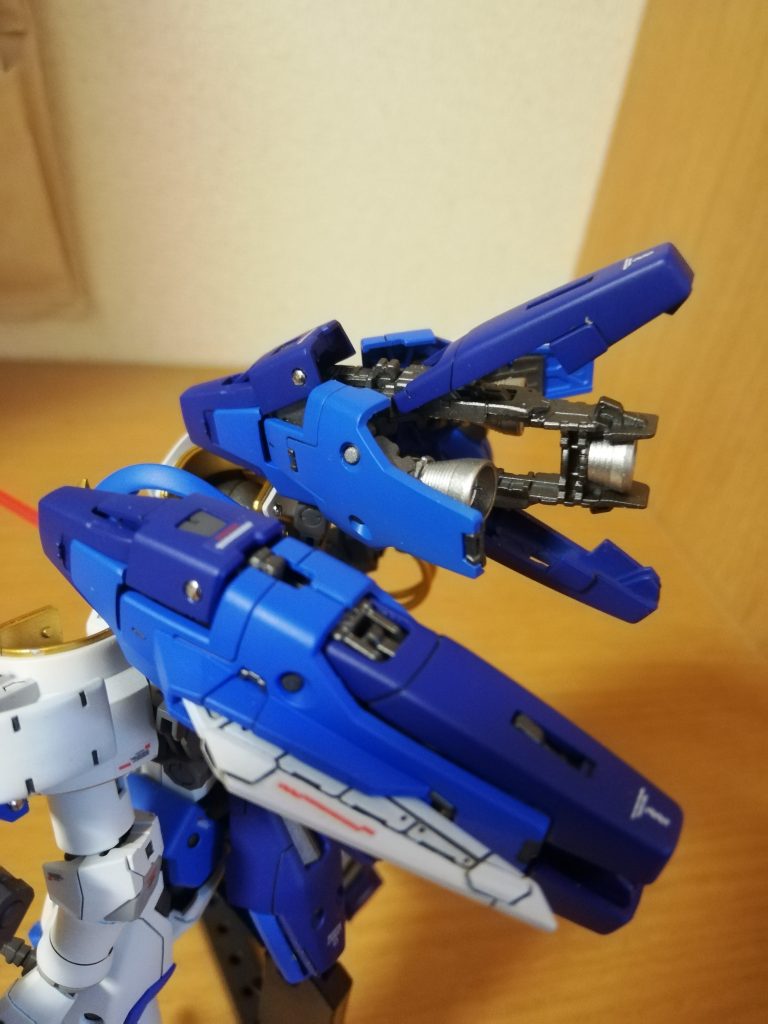 スラスター展開時と収納時の比較
内部のガンメタが写真だと見にくいですね…
ガンメタでも艶消しになるので仕方ないかも
艶消しじゃないクリアー塗装すれば何とかなるかな？