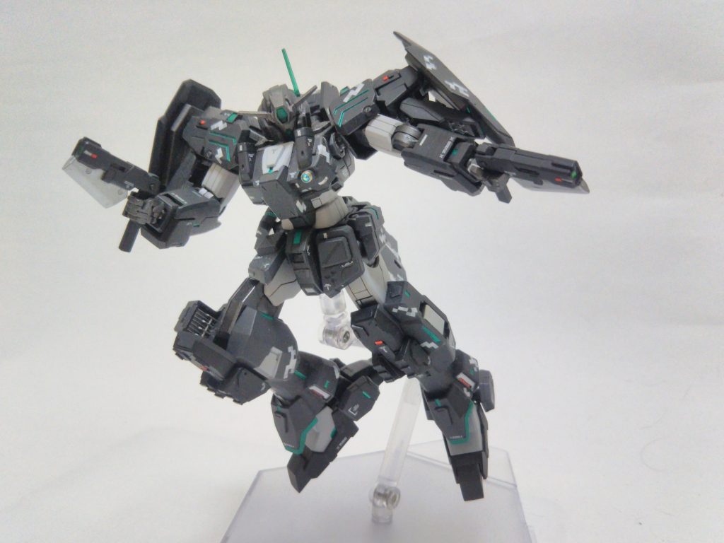 *GNピストルⅡ×2*
バックパックの左右に装備
銃撃戦に使用する他に、格闘戦武器による攻撃を受け流すのにも使用される。