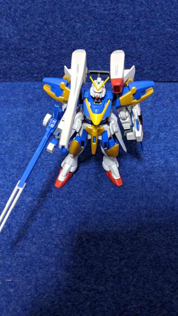 以下設定
V2レプリカはヴィクトリーにV2の外装をかぶせたいわばハリボテです。ミノフスキードライヴは搭載されておらず機動力はV2に劣ります。さらにアサルトバスターを装備した事により稼働時間に制限が付き、扱いづらい機体になっています。しかし単純な火力と防御力は極めて高く、拠点防衛などでその力を発揮します。