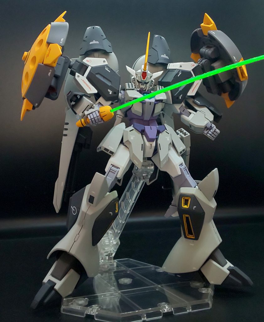 ビームソードは、いかなる敵をも切り裂く高威力のビームソードです。平刃のため、切断力に優れます。普段は鞘に納められていて、引き抜いてビーム刃を発振することにより起動します。