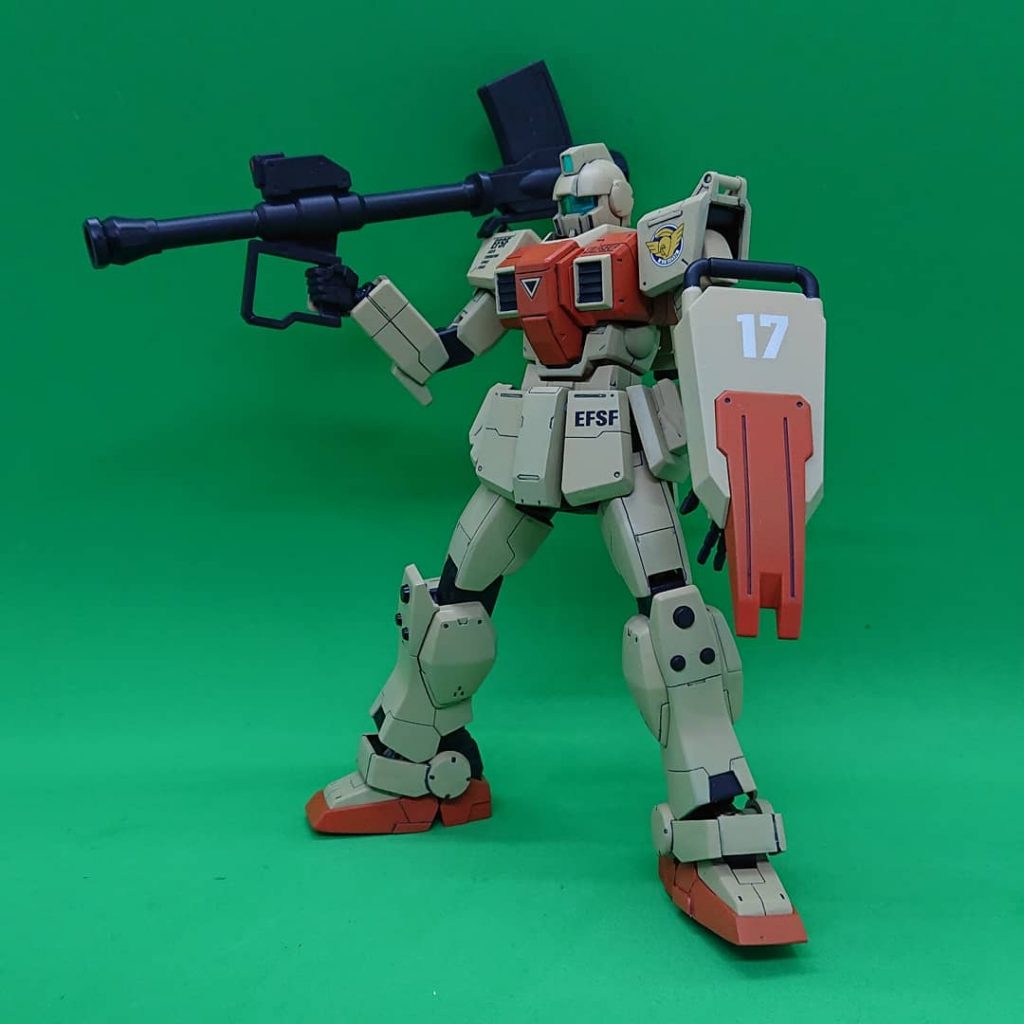 バズーカ構えて。