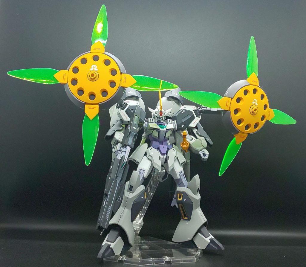 攻防一体リブラシールドは、それぞれミサイル10発を搭載し、ビーム刃を展開することで投擲武器として使用することも出来ます。フレキシブルに全方位を防御することが可能です。