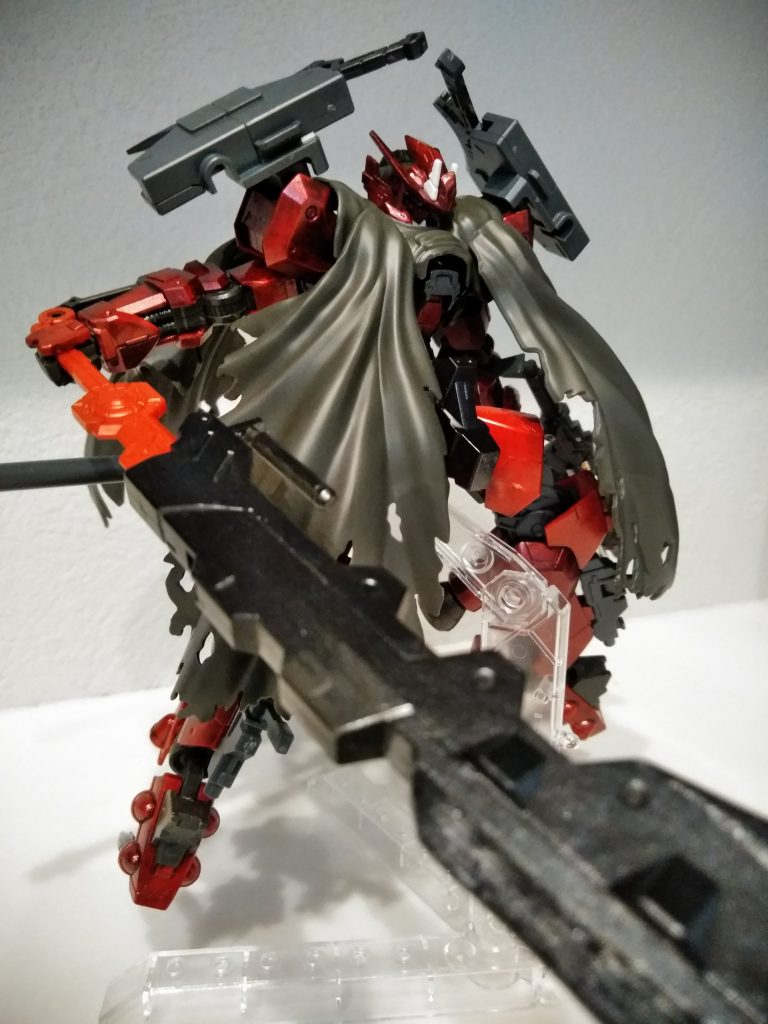 スレッジブレイドχ(カイ)
もとのスレッジハンマーの反りが好きで
刀のようにできないかと考え切り貼りしパテで成型。
ハンマー部も残しつつ切っ先に鋭さを出しました。2種の武器の性質を持ち、相手を文字通り叩き、斬ります。
抜刀具合で間合いを調整できます!