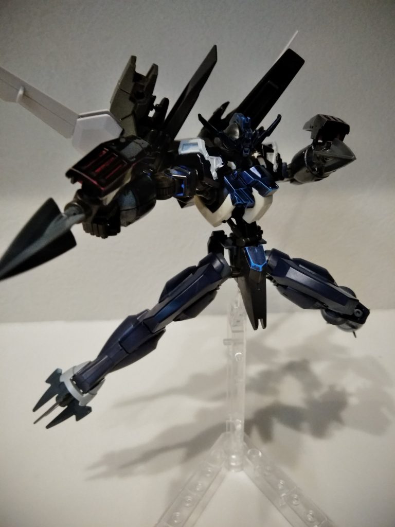 砲門複合スラスター・ヴェスプ
スラスターに複合したウイングと
レールガン。強力な砲撃を放つ!