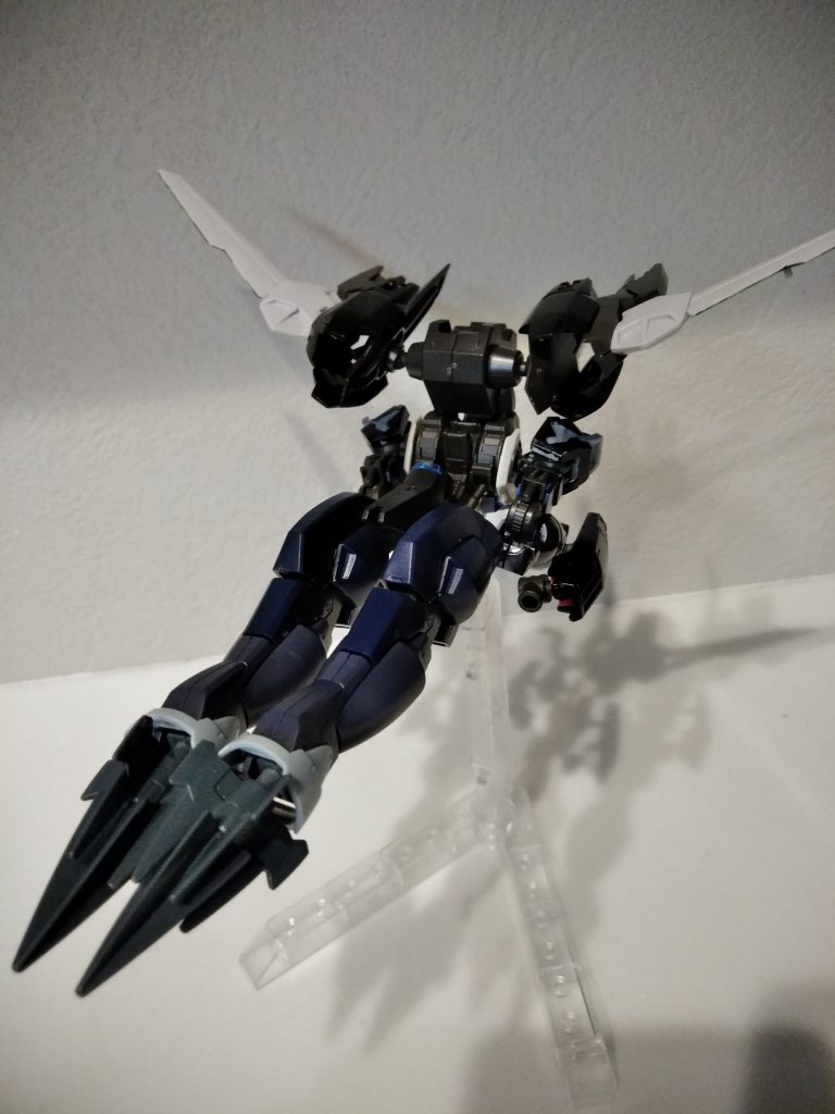 変形、高速巡航形態
ブースターの加速により高速で敵を貫く!