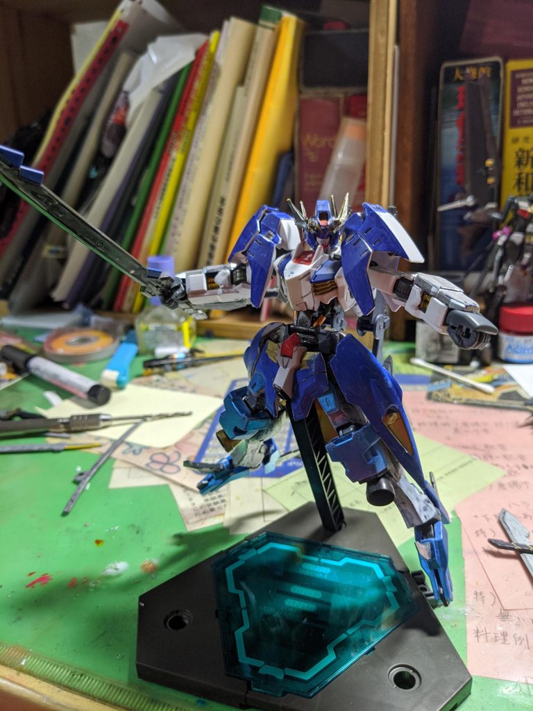 大太刀
モビルアーマーのナノラミネートに有効な刀で阿頼耶識によって五感が研ぎ済まされることによりフレームごと切る事が出来る鞘自体にも単純な質量武器としての攻撃力を持たせてある。