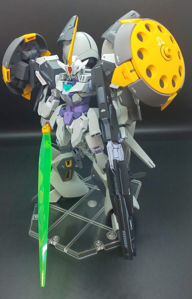 握り手が武器持ち手しかなく、力強さを表現できなかったので、あえて両手に武器を持たせて飾っています。
次回作からは、手首は別キットを使用することも考えましょうか。