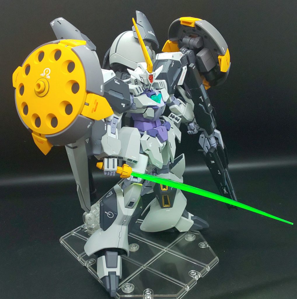 両肩およびバインダーに、天秤座をあらわすライブラのデカールを貼っています。