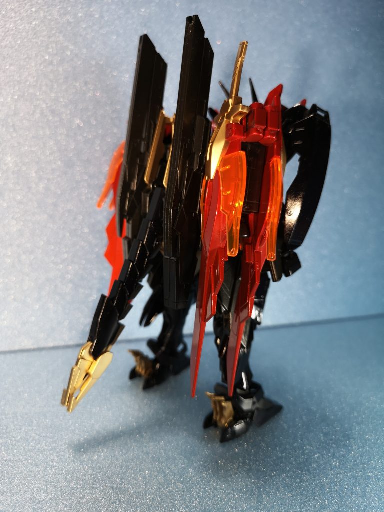 シッポは二段階に折り曲げ収納されてます。