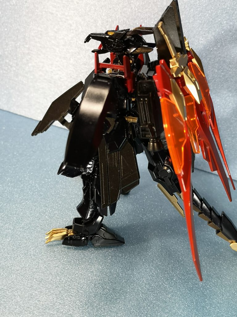 シッポを展開したときの根元
塗装
全体の黒っぽい所はガンメタの上からクリアパープルを乗せて見ましたが
写真ではわかりずらかったです。
羽は黒・シルバー・クリアレッド・クリアオレンジ・クリアイエローで
グラデーションですがこれも写真ではわかりずらかったです。