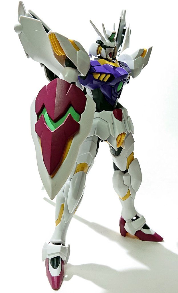 まだパチ組みすら終わってなかった時に､胴体と赤い部分を塗装したのですがトリコロールよりこっちの方がイゼルカント専用って感じがしてますよね～って思いました。