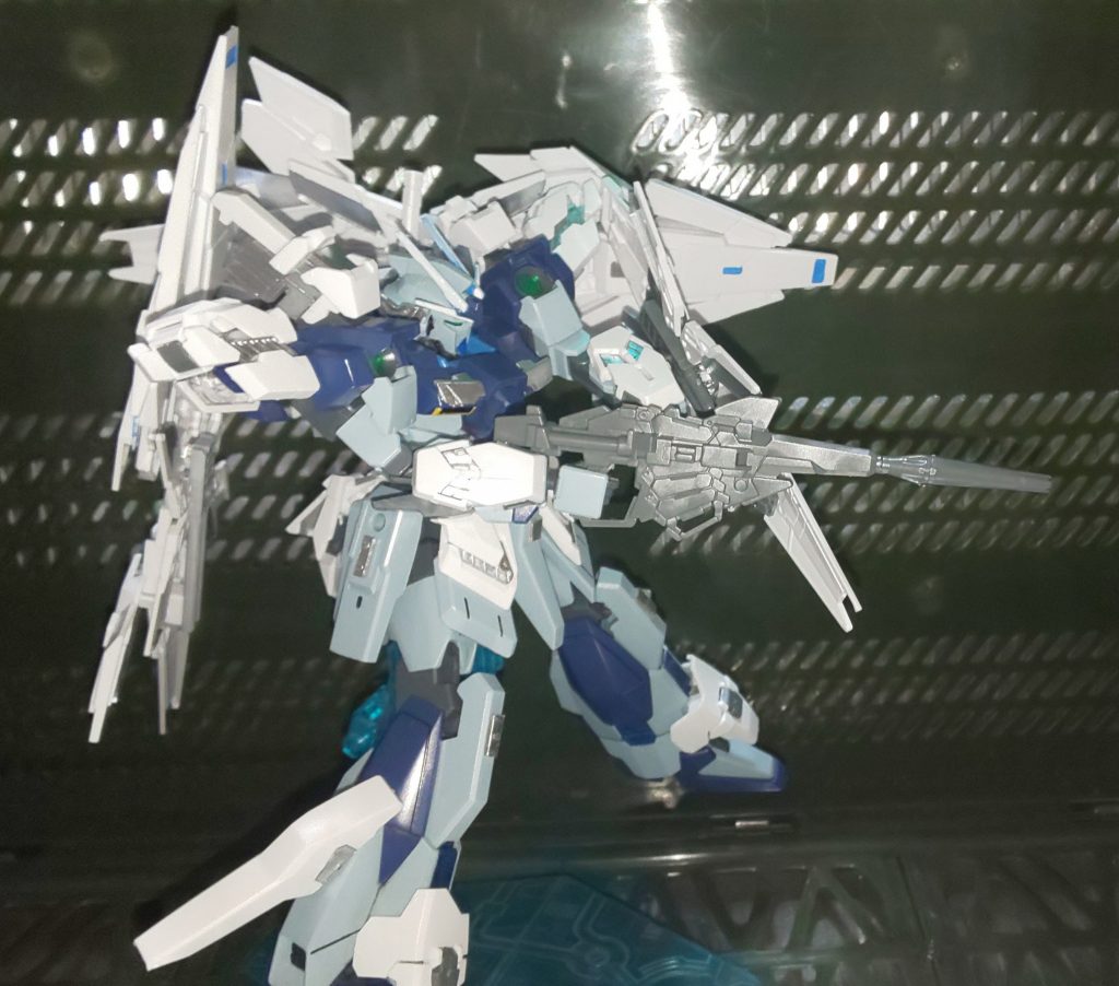 右側面。
碗部の強化ユニットのお陰で、ビームマグナムも問題なく使用可能である。
肩部、脚部の追加スラスターにより、可変機構に頼らなくとも、高速戦闘が可能になっている。