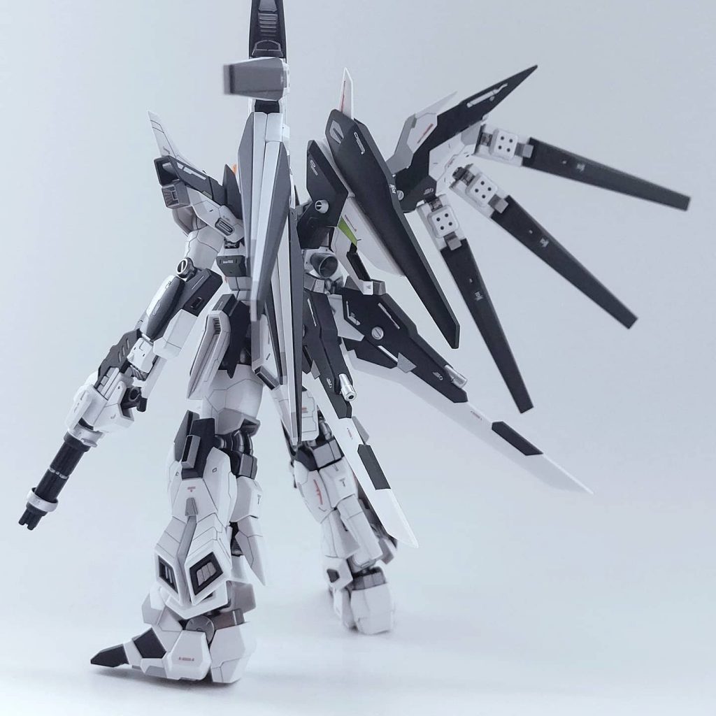 ベースはあくまでもHi-νヴレイブですがまったく別ものになるくらい改修しました!カラーはνガンダムに寄せてます。
メイン装備は二丁のビームガトリング!
アメイジングレヴのレールガンユニットに換装することもできます!