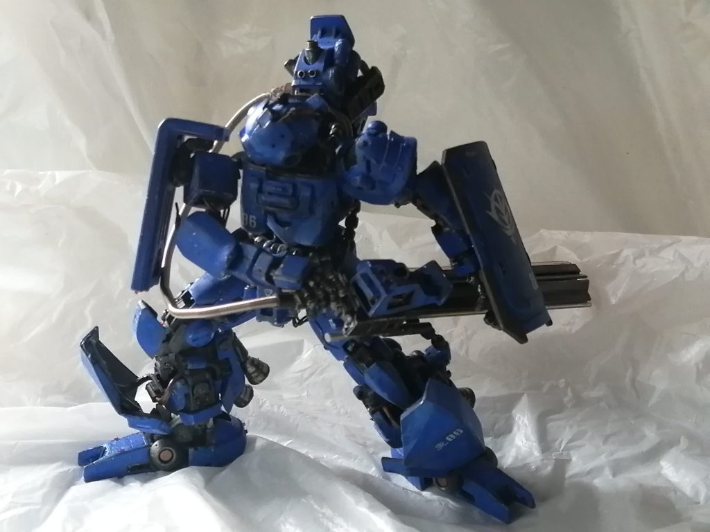 装甲を極力取り除き、ザクの4倍のスピードを実現させた。