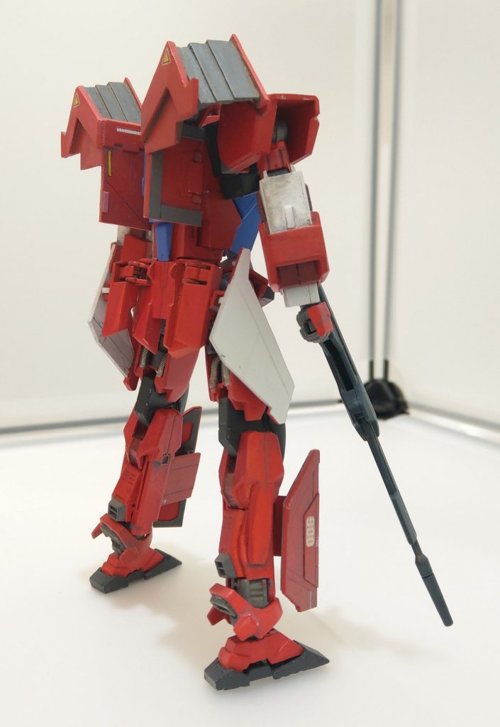 脚部はかなり脆弱でモビルスーツとしての性能には疑問符。装甲も薄そうである。格闘戦は想定されていないのだろう。