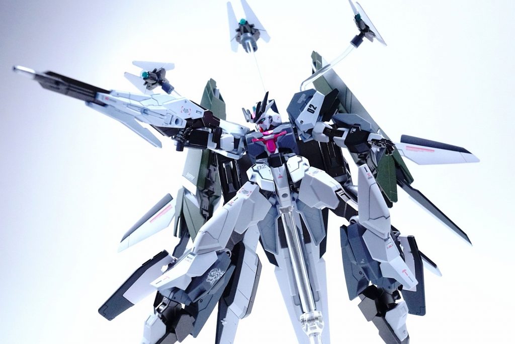 カラーはマクロス的な色にしてます。
メサイアのスーパーパックとジークフリードを参考にしました。