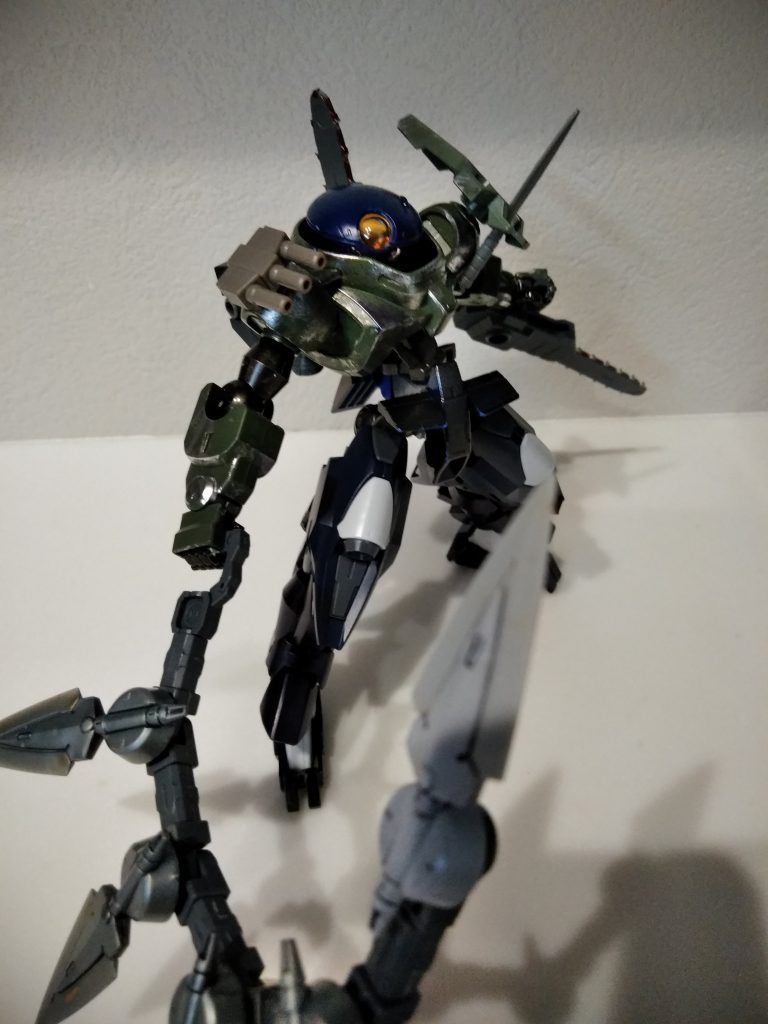 襲いかかる百足