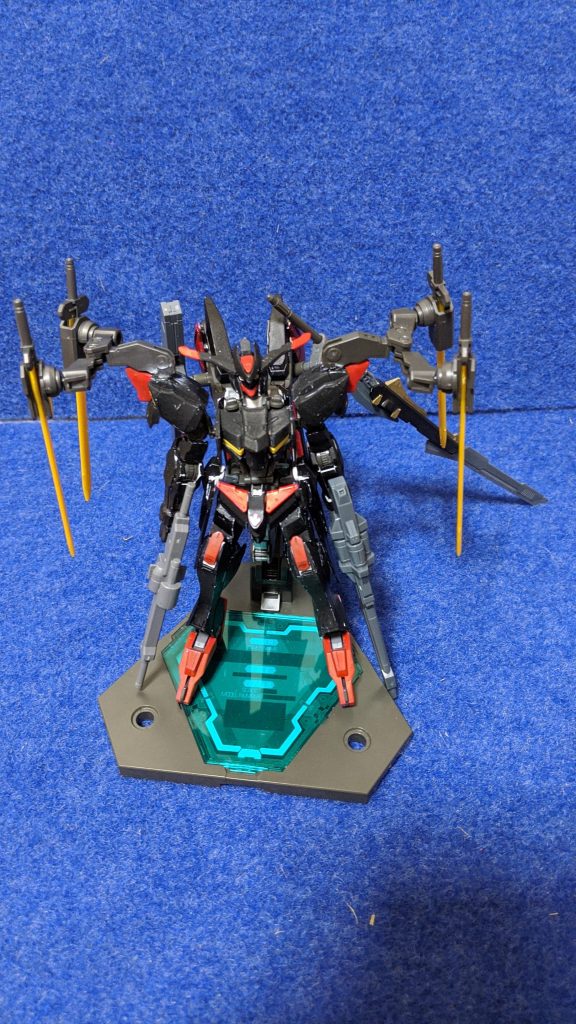 ブレードホルダーは肩に装備されてバエルソードが4本に増えています。バエルソードは一番扱いやすくよく使う(設定)ので予備を用意しました。