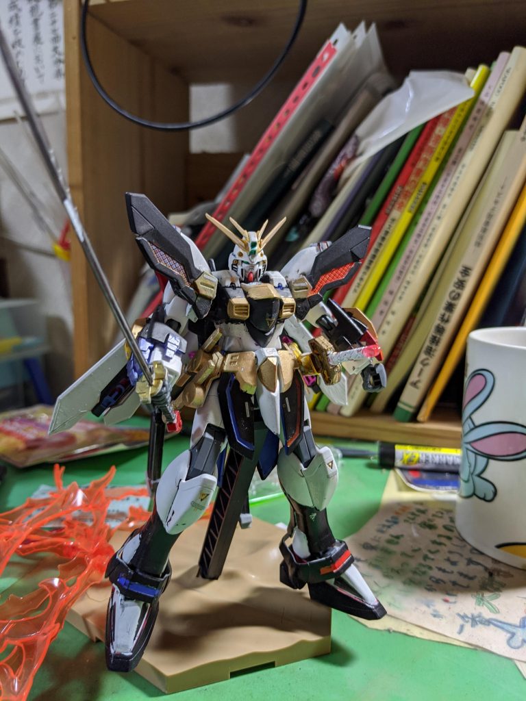 実体刀白炎(はくえん)
粒子を使うはやぶさ丸とは違い単純な実体剣で、カミキバーニングガンダムの太刀を元にハルアキが制作。この刀粒子の構造自体を破壊出来る刀で有り敵の装甲に攻撃すると灰化現象が起こり防御力が低下する。攻撃時には、刀身から白い炎が出ることからこの名前が付いた。