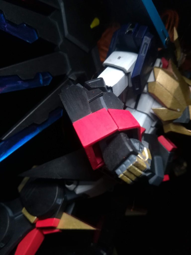 解説その3
前腕はシンプルにまっすぐさと塊さを目指して太らせた
ブロウクンとプロテクトの差は付けてないw