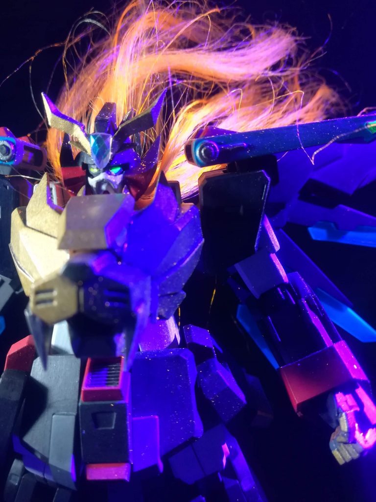 [構造]

VR投影機能とプラフスキー粒子散布機能を限定化することで小型省電力化した審判機専用バトルシステムをコンソールとガンプラに分散搭載し超極細シールドケーブルで有線接続｡コンソールは予め登録した公式審判員しか起動できないようになっている｡
システムは無線通信を可能とする部品を使っていないため遠隔介入は受け付けない｡

[動作]

審判機は自身ともう1機程度をカバーできる程度の極めて小さい領域のフィールドを形成しそのフィールドをまとって試合中のバトルフィールドに侵入できる｡
侵入後も自身の周囲は独自のシステムで制御したフィールドなのでバトルエリアの地形設定を無視した行動が可能である｡
ビームやレーザーに限らずプラフスキー粒子を利用した攻撃は全て審判機のフィールド内に入った時点で消失する｡同様に審判機側も出力的に自身のフィールドを超えた粒子操作ができないためフィールド外に対する攻撃手段を持っていない｡
ただし､接触できるほどの距離まで近づいた場合は即座に周囲のプラフスキー粒子を支配して無力化するため相手はただ棒立ちになってしまう｡
この機能で大規模な不正戦闘に巻き込まれたファイターやガンプラをフィールドから救助することで､危機的状況を緩和し不正介入者の制圧排除に貢献ですることができる｡

以上が審判専用機の概要である｡
ヤジマ商事はこれからもガンプラバトルの不正な介入行為に対して毅然と立ち向かい､安全で健全なガンプラバトルを提供する努力を惜しまないことを約束する｡

〜抜粋以上〜