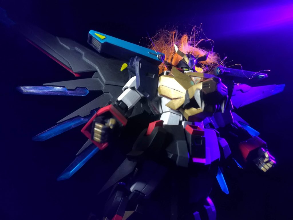 ガンダムトライオンゲリヒトフォルツィォーの最も大きな特徴は
「有線化することでスタンドアローン稼働が可能になっている」
という点である。
不正な遠隔介入の現状と対面したニルス博士は考える
「プラフスキー粒子を介してガンプラを操作するという根本的な形態を取る以上必ず外部から介入する手段が存在する。拠って如何にシステムのセキュリティを改良しようともイタチごっこ的な対応を取り続けねばならなくなり、いずれ技術的な頭打ちによって防御手段の手札が切れる事は容易に想像できる。つまりシステムの安全性の維持には、セキュリティの向上開発と並行して、不正介入行為そのものではなく、不正介入行為によって発生するであろう事象に対応できるような対抗手段の開発を行うのが必須である。」
この発想から導かれた結論が
「バトルフィールドの運用とは別の独立したシステムから有線で操縦する審判機を常駐させる事で、有事の際に介入の心配なしにファイターたちの安全を確保する。」
というものである。