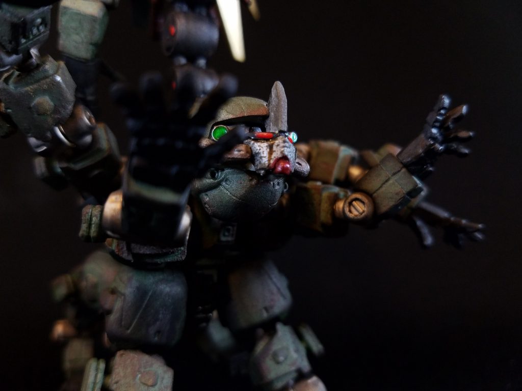 下半身にある顔です。滲ませたり汚したりする中で、敢えて目や機器類の光だけは綺麗な状態にしています。