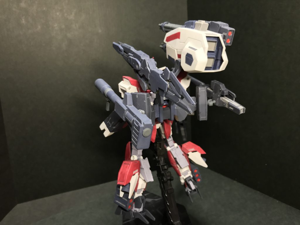 ヴィートルーガンダムデストロイ　背面

右肩のデカいのはダブルガトリングの弾薬とミサイル数発が
搭載されている設定です。
排気口もばっちりです。