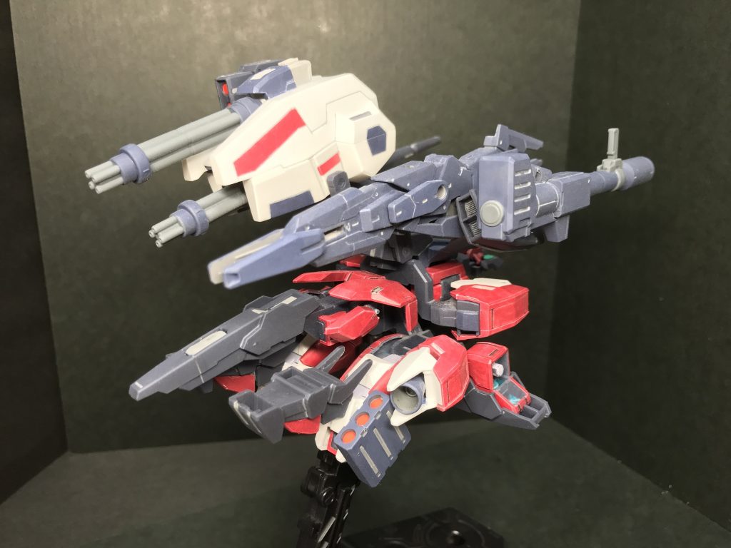 ヴィートルーユニットデストロイ　背面

脹脛パーツに装備を追加してます。
アースリィユニットの肩アーマーがバーニアっぽかったので
ポリキャップを仕込んでプラ棒で取り付けてます。
足首にもミサイルポッドを追加しました。