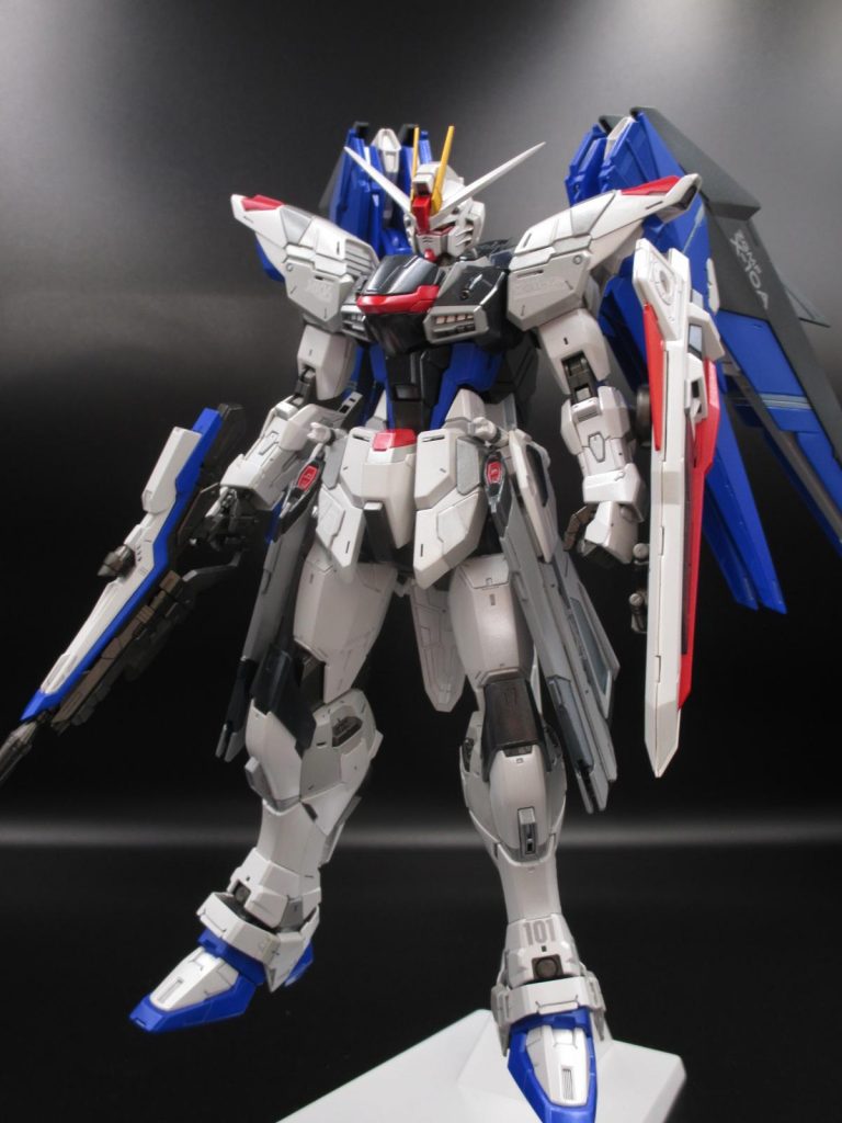 顔の小型化、鳩胸や肩アーマー、腕の大型化などを施し全体的にマッシブにみえるように調整してみました。
塗装も白い外装をホワイトとグレー2色で塗り分け、所々にシルバーの差し色をいれています。
塗装後に全体にパールでコートしています。