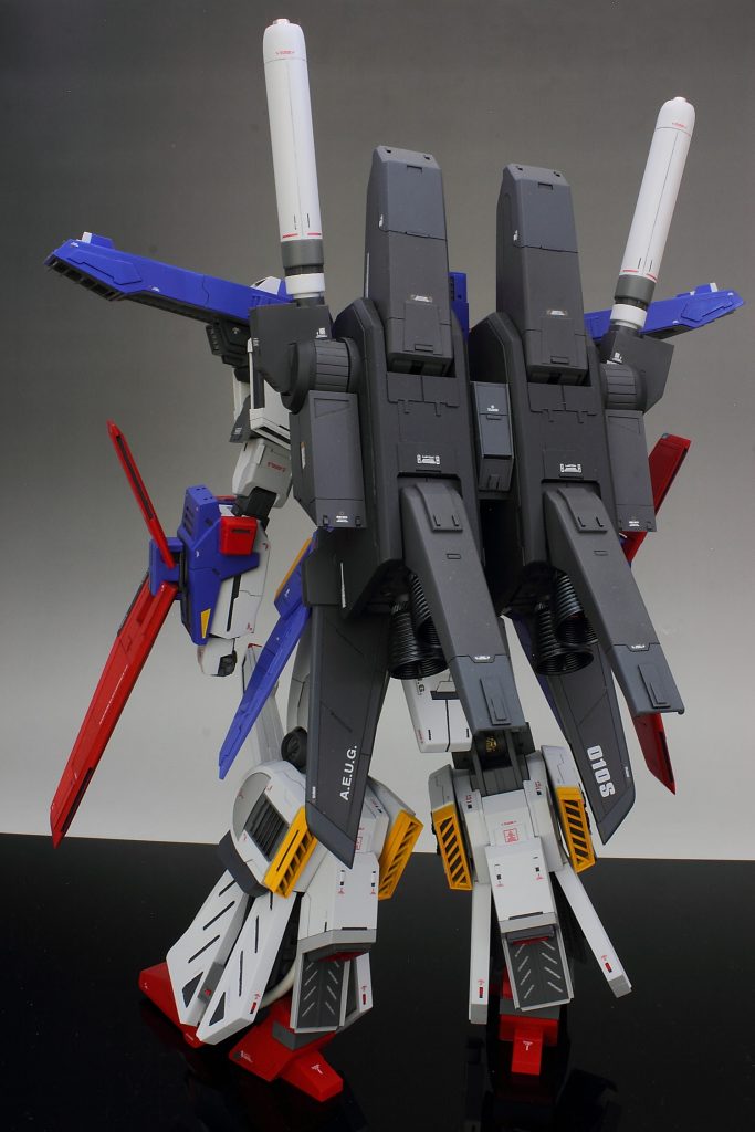 強化型になって大型化されるバックパック。キットよりも実は小型化してあります。「く」の字に曲がっていたのをフラットにし、よりシャープな印象に。