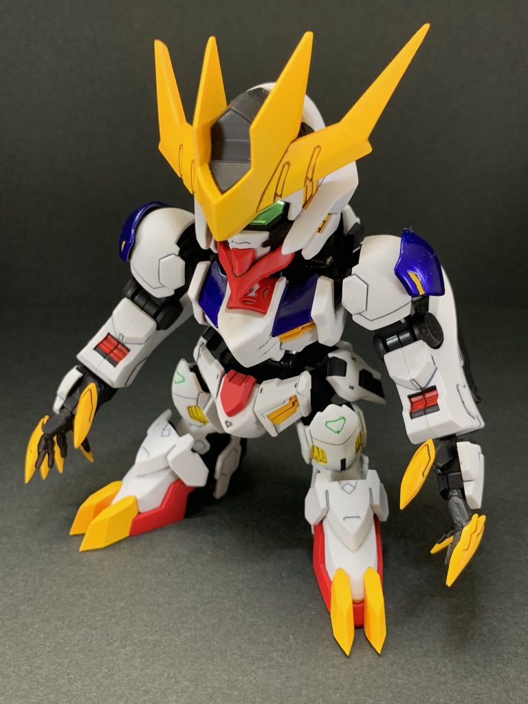 爪とか尖らせてます