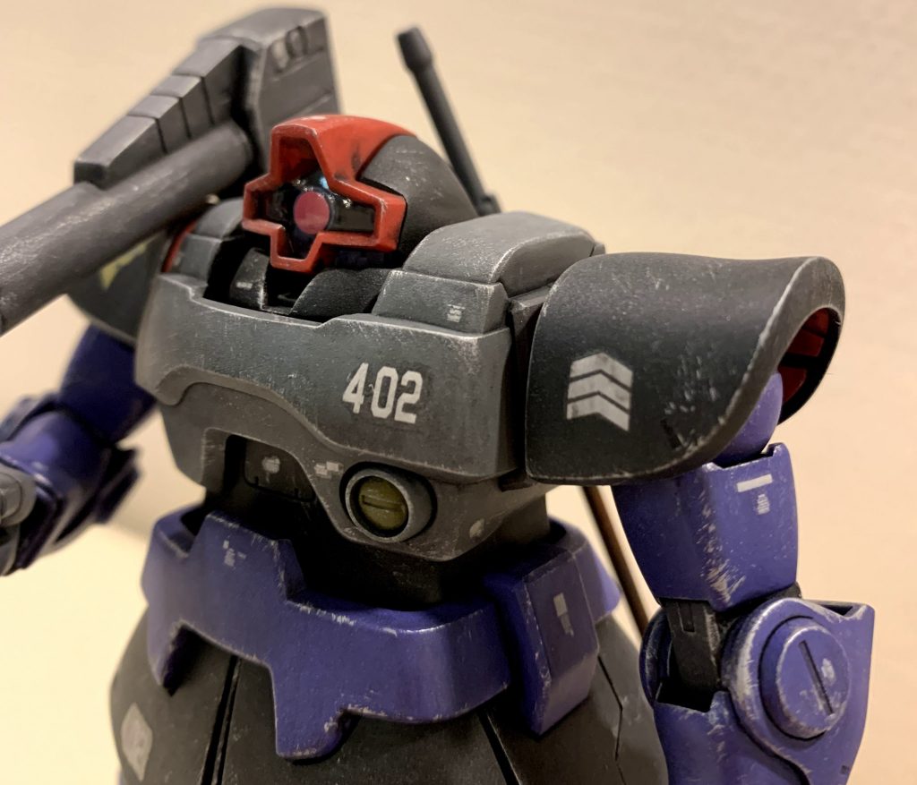 本機のパイロットの階級は曹長にしました。「402」は1/35のWW2ドイツ戦車用のデカールを貼りました。(スカートアーマーの方は超シルバリングしてて恥ずかしい限りです...)
モノアイは改造パーツが入手できず、キットのシールのままです。いずれHアイズに箔裏打ちして貼り換えようと思います。