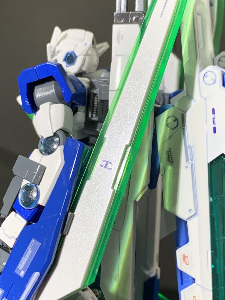 GNソードの刀身はパールクリヤーを吹いています。