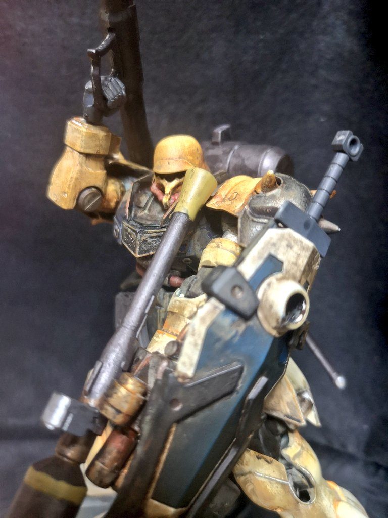 武装を持てるようグリップを微調整しています