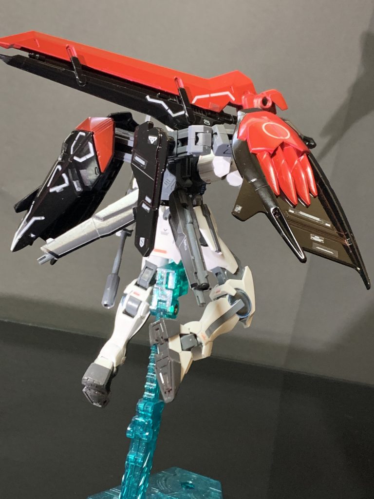 シールドを後ろに、ファングを横につけてランチャーを外してあります。