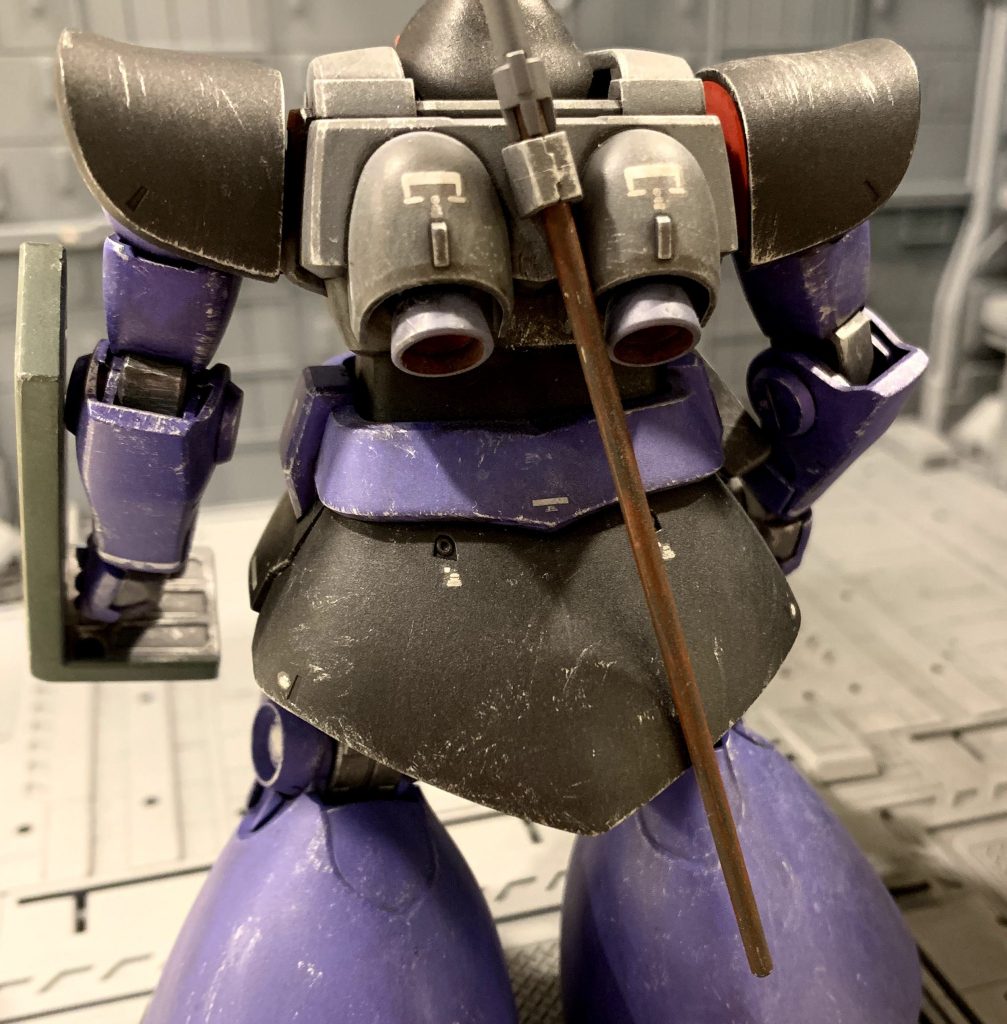 ヒートサーベルの刀身は成形色のクリームイエローはあまりにもアニメチックだったので、黒で塗った後エナメルのレッドでドライブラシし、赤熱を繰り返して酸化した電熱線をイメージして塗ってみました。あと、好みの問題でちょっとだけ短くカットしています。