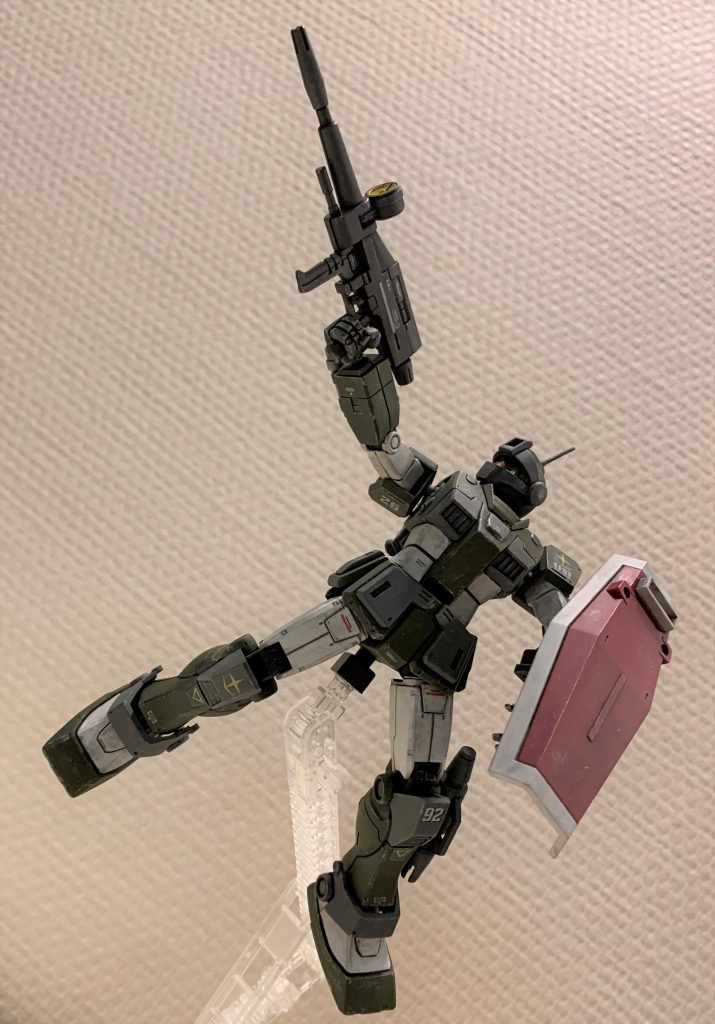 ビームライフルは同系列のオリジンガンダムから奪いました。ラック取り付け用の部分は安っぽかったので、パテで埋めてオミットしましたシールドは星マーク無しが良かったので、寒冷地ジムから奪いました。腕への挿し込み棒を少し短くカットして、マスキングテープをひと巻きすればスナカスに装着できました。