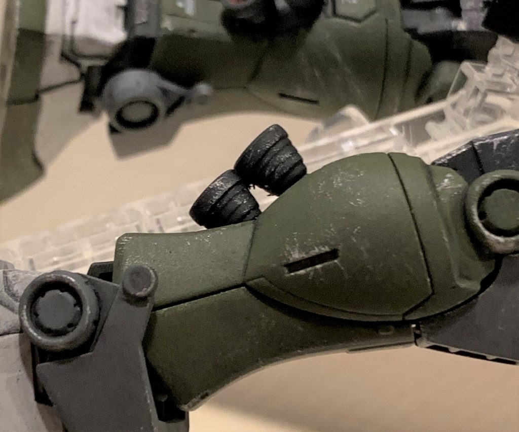 2連バーニアの付け根の繋がっている三角地帯は地味に目について嫌だったので、切り取りました(ふくらはぎとバックパック)。バリ処理甘すぎてみっともないですね(汗)