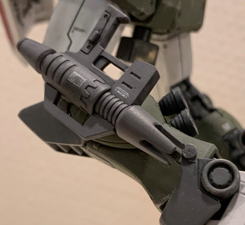 スプレーガンは合わせ目消した後ハイダーを開口し、スネに携行させています。武器へのデカール貼りは、本体より貼る場所に苦心します。