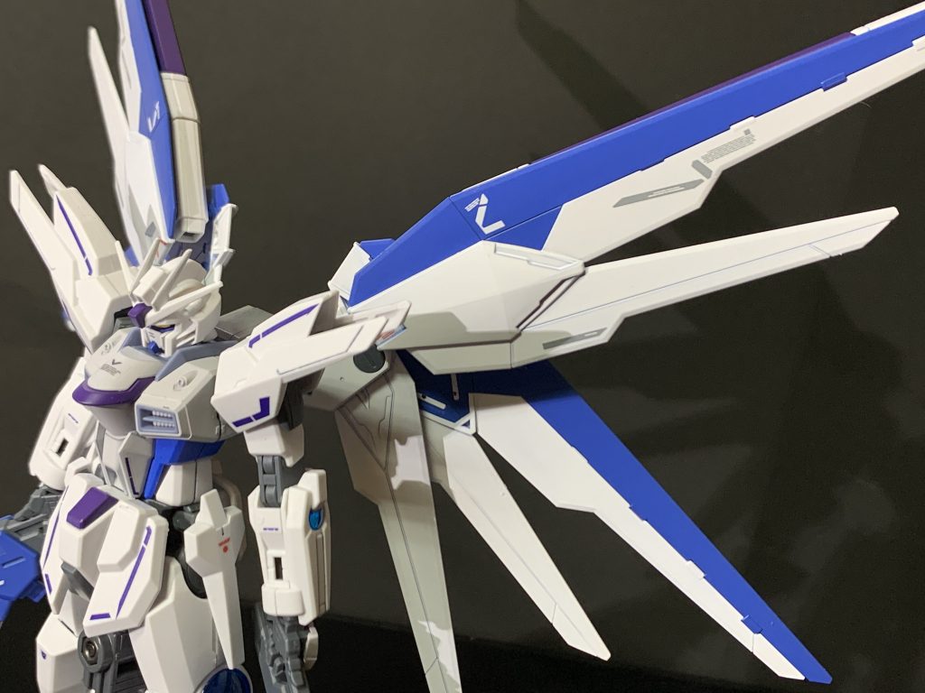 接近戦を得意とした機体に見せるため、腰部レールガンはあえて外してスッキリさせてみました。