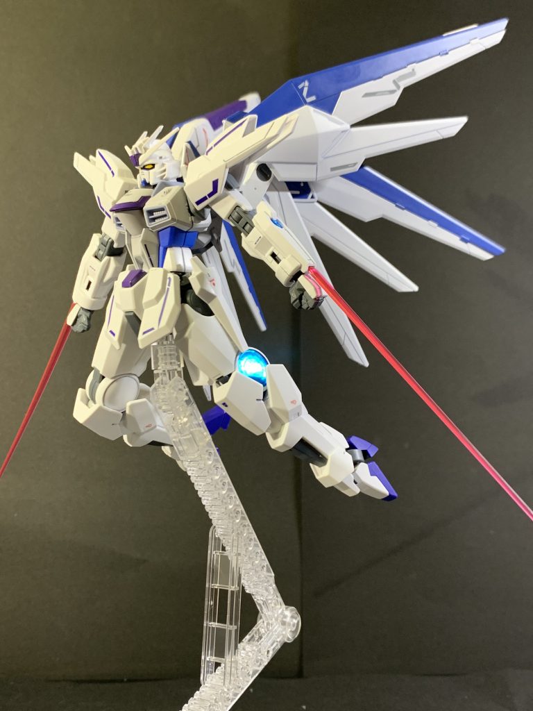 腕アーマーからビームサーベル。