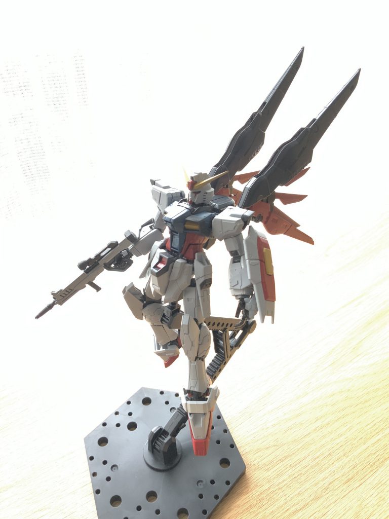 翼はエールストライカーをイメージして横から縦に組み換えました。もともと高エネルギー長射程ビーム砲とアロンダイトのマウントが付いていた部分に羽がピッタリ差し込めます。