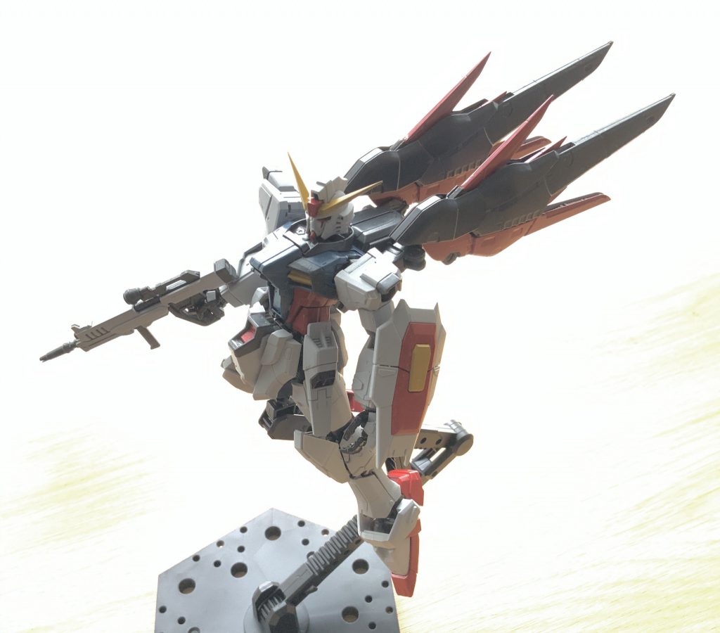 主人公でありながら不遇な扱いを受けているシン・アスカとデスティニーを救済したいとうところからスタートしました。劇中での様々な困難、失敗、挫折を乗り越えて自分の信じる道を進む、成長したシン・アスカが搭乗する機体、というコンセプトです。

個人的にはシンは人間らしくて好きです。「世界がー」とか言わないし、自分の周りの現実に従って動いている感じとか。